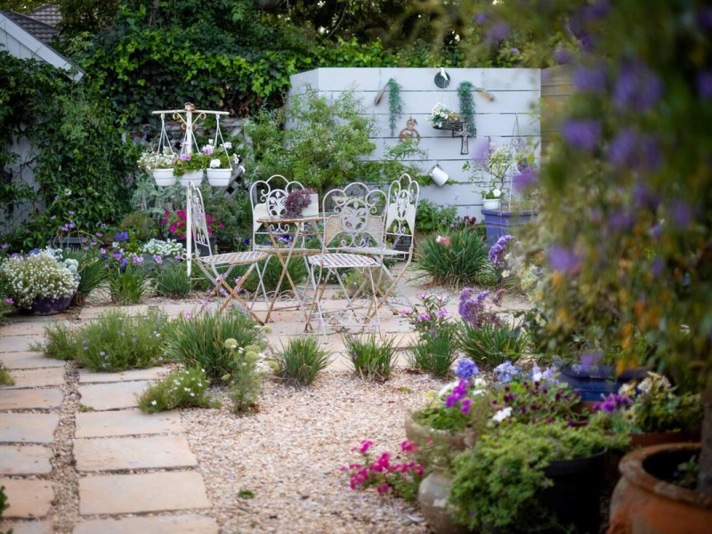 Colourful Courtyard - Swop and Stay
