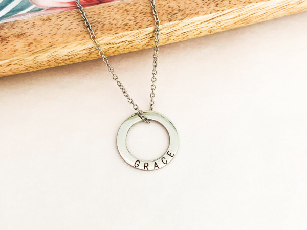 Minimalistic Circle Necklace - Grace Minimalistic Circle Necklace - Grace