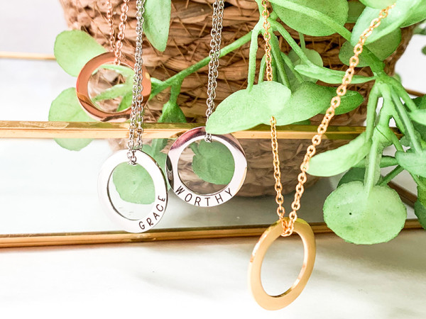 Minimalistic Circle Necklace - Grace Minimalistic Circle Necklace - Grace